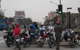 Xe máy dựng ngổn ngang "tám" ngay giao lộ