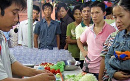 Công nhân đội mưa đi mua sắm hàng Việt