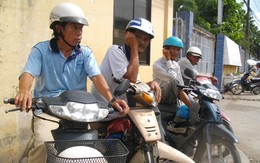 Người chuyển nghề xe lôi chờ hỗ trợ