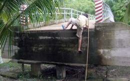 Muốn qua cầu phải... trèo