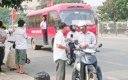 Video bạn đọc: Bát nháo xe bắt khách dọc đường