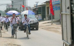 Học sinh dàn hàng ngang trên đường