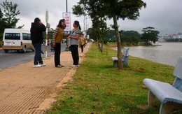 Dãy ghế "vô duyên" bên bờ hồ Xuân Hương