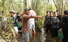 "Nhuộm da, cầm súng mới là diễn viên"