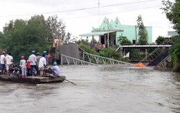 Cầu sập, người dân phải đi đò giá cao