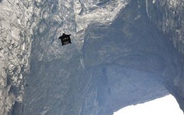 Lượn xuyên qua khe núi hẹp