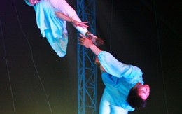 Lạ thì có lạ...