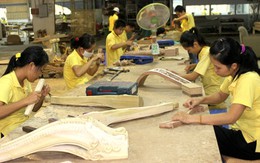 Chật vật sân nhà