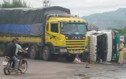 Xe tải lật vì tránh xe