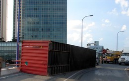 Container tiếp tục rơi trên cầu vượt Cát Lái