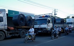 Xe chở sắt "né" thanh tra giao thông