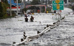 Lũ tràn vào Bangkok, sân bay đóng cửa