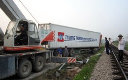 Nghệ An: tắc đường bộ, chậm đường sắt vì container đổ