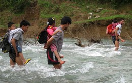 Cõng con đến trường