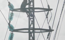 Thót tim vì một phụ nữ leo lên trụ điện cao thế