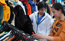 Mua hàng ưu đãi ở phiên chợ công nhân