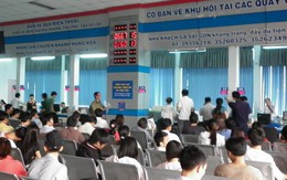 Hàng ngàn hành khách tới ga lấy vé tàu tết