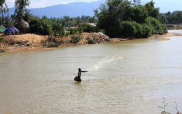 Tung chài trên sông