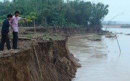 Sạt lở bên dòng Vu Gia