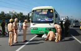 Xe buýt kéo lê xe máy, một người bị thương