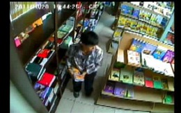 Clip ăn cắp sách giấu vào quần áo thùng thình