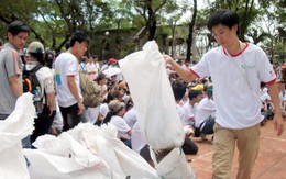 Sinh viên "Làm sạch môi trường vì tương lai xanh"