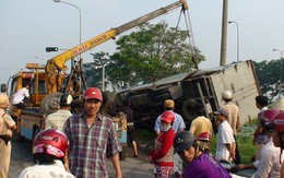 Xe tải lật nhào, văng hai bánh trên đại lộ