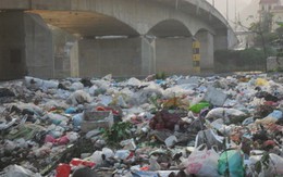 Gầm cầu trở thành bãi rác
