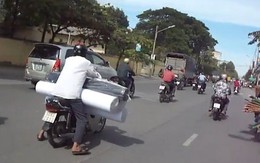 Chở hàng bằng xe máy không dùng thắng chân