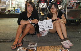 Hai du khách Hong Kong cảm ơn bạn trẻ Việt