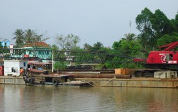 Tàu chở cần cẩu va chạm cầu Chợ Lách