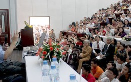 Sinh viên nghe nói chuyện khoa học