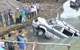 Không có bằng, lái ôtô lao xuống sông Cái