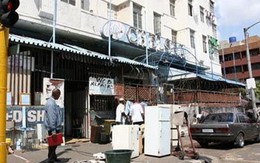 Ném đồ ra đường để đón năm mới