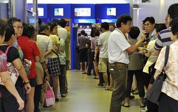 Người dân Singapore bị móc tiền trong thẻ