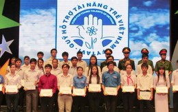 Trao 33 suất học bổng "Chung tay thắp sáng tài năng Việt Nam"