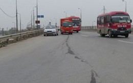 Khiếp đảm taxi thủng bình xăng chạy trên đường