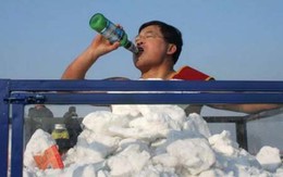 Chôn nửa người trong tuyết 33 phút