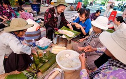 Sài Gòn thi nấu bánh tét