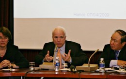 Thượng nghị sĩ John McCain trở lại Việt Nam