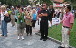 Nhộn nhịp du khách tàu biển