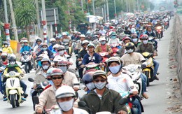 Người dân ùn ùn về TP.HCM và Hà Nội