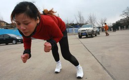 Dùng tóc kéo 2 xe nhỏ