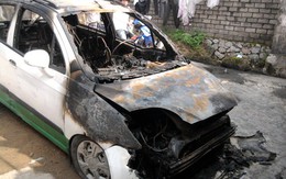 Lại thêm xe taxi bốc cháy