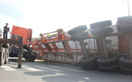 Xe container lật nhào trên đại lộ Nguyễn Văn Linh