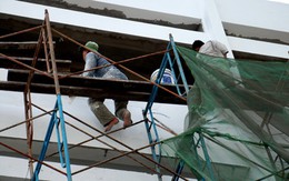 Ván từ công trình xây dựng rớt xuống đường