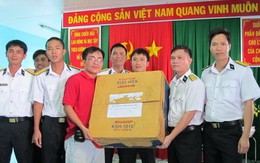Quà tết muộn đến chiến sĩ nhà giàn