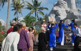 Năm hồi lẻ bốn tiếng chuông Sơn Mỹ vọng lên