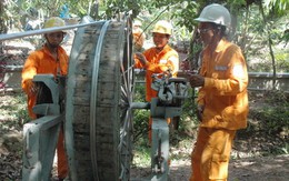 Tàu kéo đứt 4 dây điện vượt sông Tiền