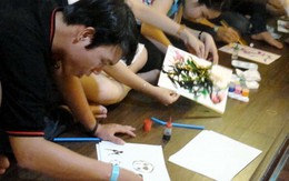Bạn trẻ Sài Gòn làm "thợ vẽ nước"